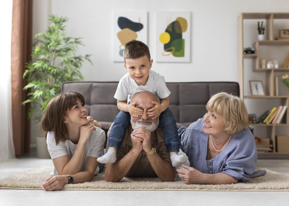 生活方式全拍幸福家庭在地板上老人退休老人