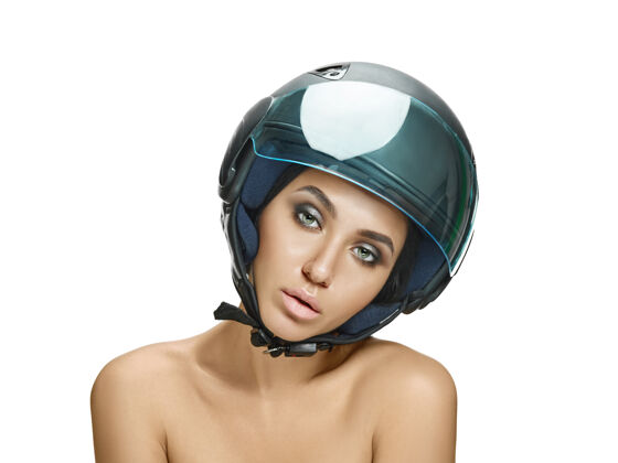 保护白色工作室墙上戴着摩托车头盔的美女肖像摩托车手人安全