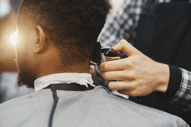 理发师年轻的非洲裔美国人来理发店黑头发美国人