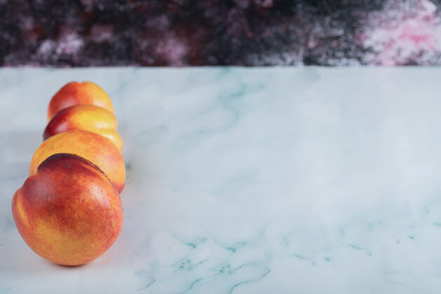 面包房红黄色的桃子隔离在白色上多汁喜悦美味