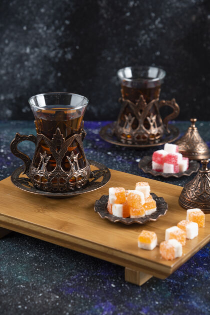 饮食木制板上土耳其美食茶具的垂直照片五颜六色酸橙成熟
