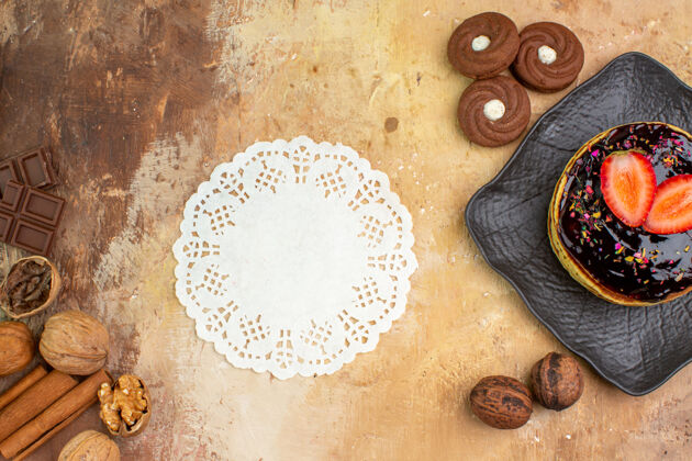 木头顶视图美味的甜饼和饼干放在木桌上顶部脏的生锈的