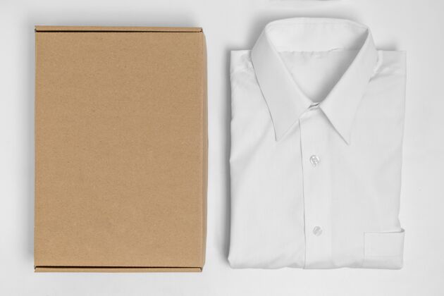 顶视图环保价格标签和纸板箱与正式衬衫？模型平放模型环保