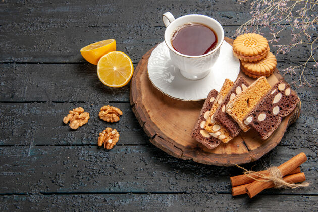 前视一杯茶 配上饼干和水果 在黑暗的桌子上仪式甜甜的饼干糖咖啡杯子早餐