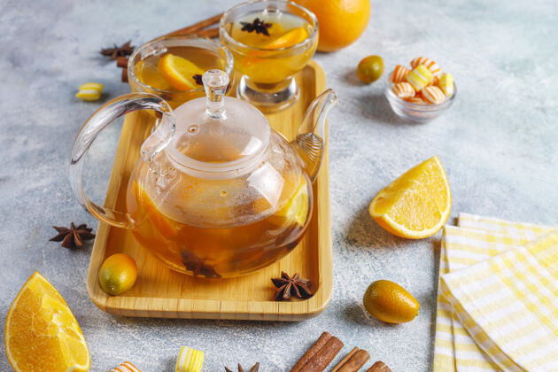 美味用橘子 蜂蜜和肉桂制成的热健康的暖冬茶美味杯子传统