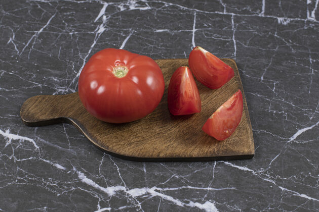 蔬菜新鲜的红色西红柿放在木板上有机樱桃成熟