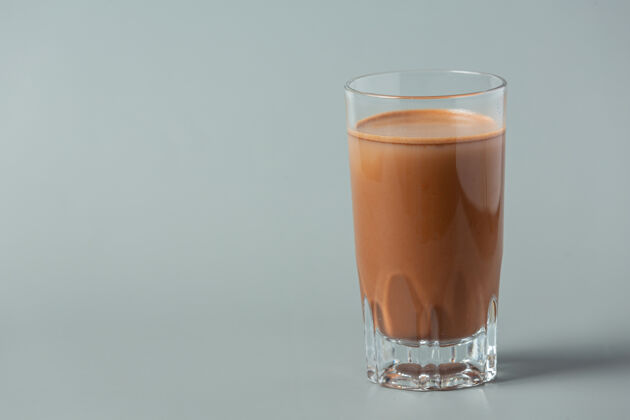 玻璃器皿在黑暗的表面上放一杯巧克力牛奶营养美味开始