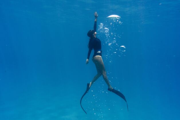 水下女子水下自由跳水海洋海洋游泳