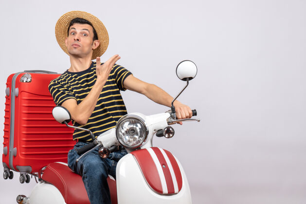 轻便摩托车一个戴着草帽的年轻人站在白色的背景上视图人稻草