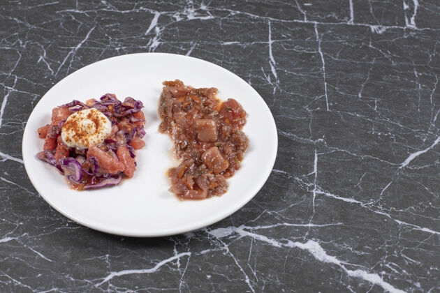 美味一顿美味的大餐 在大理石上的白色盘子里放肉饭菜可口肉