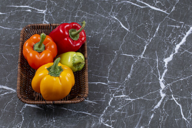 饮食在编织篮新鲜成熟的甜椒特写照片美味光明健康