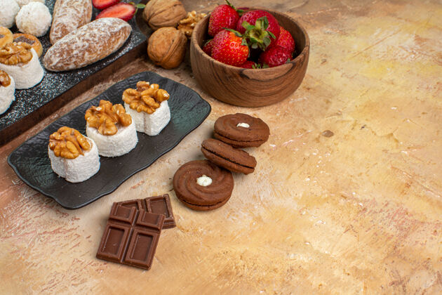 新鲜的在木制书桌上可以看到美味的糖果 水果 糖果和饼干前面浆果木头