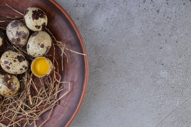 蛋黄把生的新鲜鹌鹑蛋放在石头表面上鸡蛋生的蛋白质