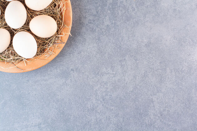 白石桌上放着一盘白鸡蛋顶视图蛋背景