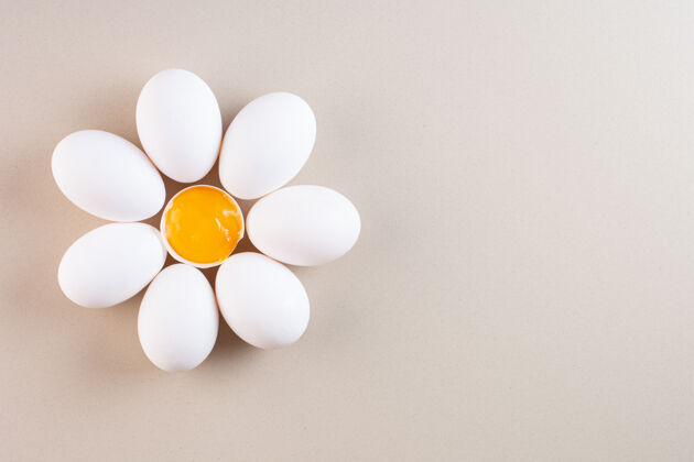 蛋壳新鲜的生鸡蛋放在米色的桌子上未准备的生的健康