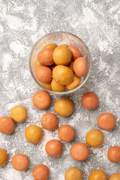 杏子白色表面糖果的俯视图多汁营养饮食
