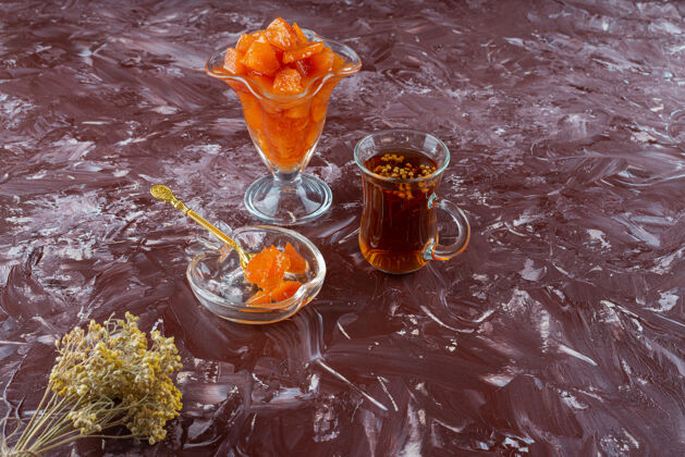 果酱桌上有一杯木瓜酱和一杯红茶健康有机农业