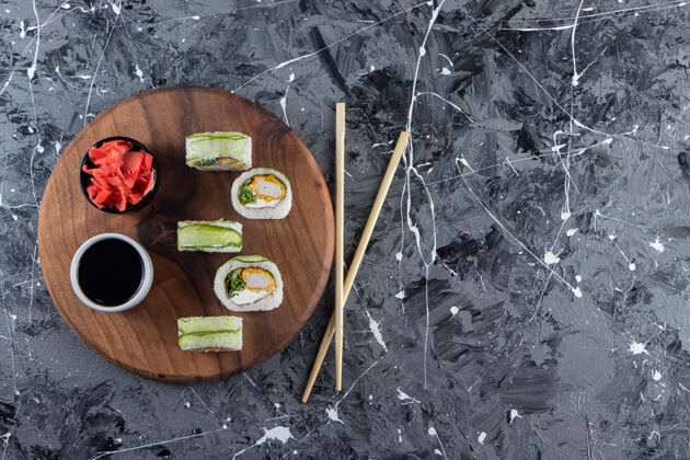 海鲜大理石背景的青龙寿司卷木板健康金枪鱼料理