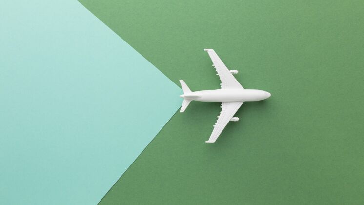 安排俯视图绿色背景上的白色飞机项目组成旅游