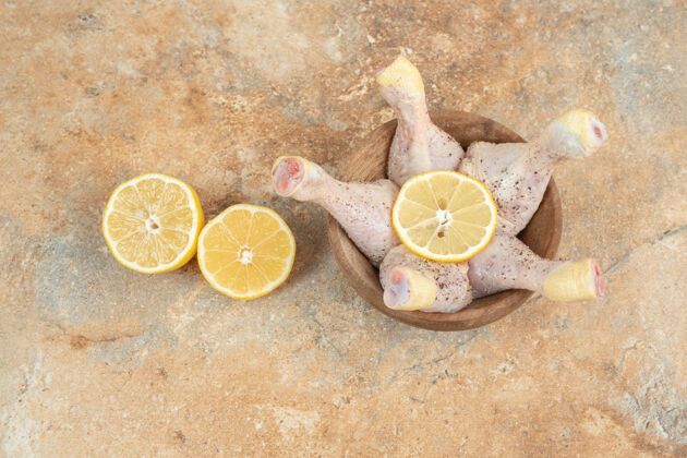 腿大理石面柠檬片生鸡腿生的木头碗
