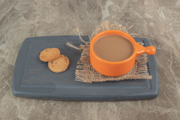 咖啡一杯咖啡和饼干放在深色盘子里马克杯美味营养