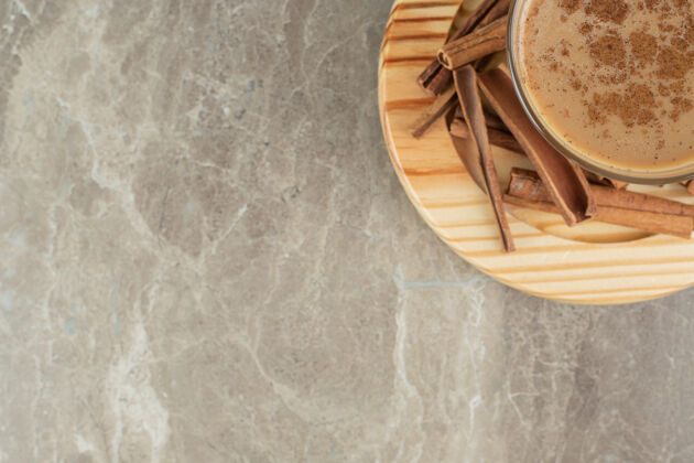 香味一杯咖啡加肉桂放在木板上美味美味