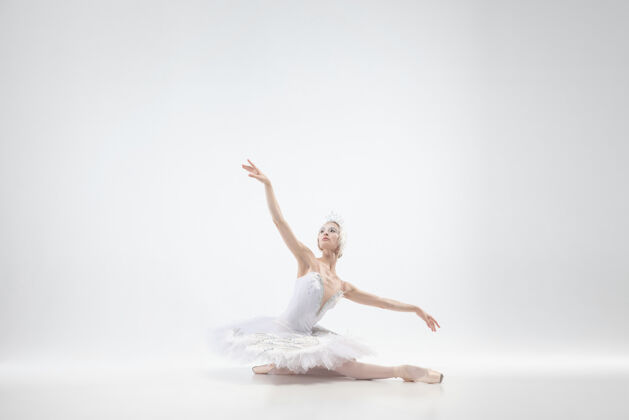 戏剧优雅的经典芭蕾舞演员在白色的工作室背景下跳舞穿着柔软衣服的女人像一只白天鹅优雅 艺术家 运动 动作和运动的概念看起来没有重量舞蹈情侣艺术家