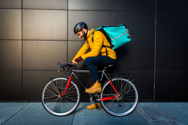 容器送菜服务 骑手用自行车送菜给客户-关于交通 送菜和技术的概念站送货公司