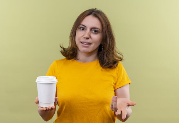空快乐的年轻休闲女子拿着塑料咖啡杯 在与世隔绝的绿色空间里展示着空荡荡的手塑料杯子咖啡