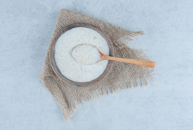 营养汤匙放在饭碗里 毛巾放在大理石上自然米饭配料