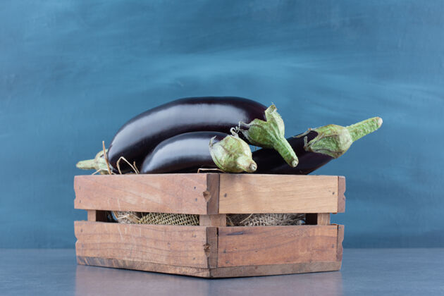紫色成熟的新鲜茄子放在木箱里营养农业食品