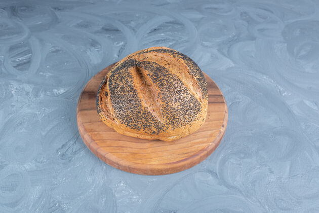黑芝麻大理石桌上的黑芝麻面包面包屑面团美味