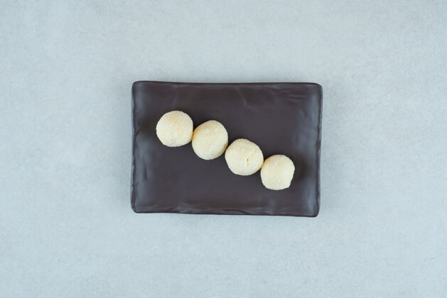 面包房一个黑色的盘子里放着一些圆圆的美味饼干美味黑色可口