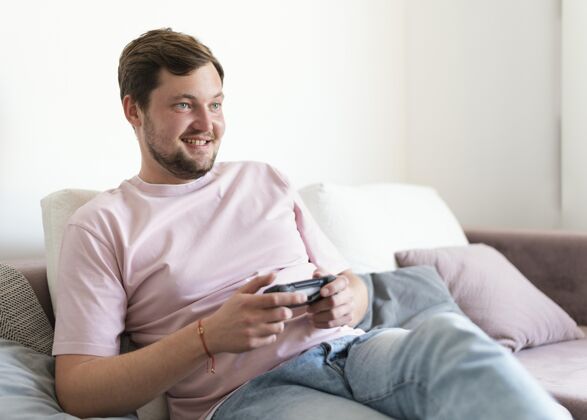 乐趣在沙发上玩电子游戏的人设备视频游戏爱好