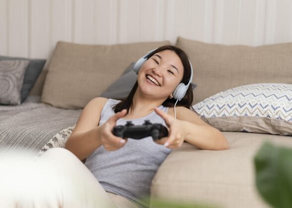 娱乐玩电子游戏的笑脸女人设备技术爱好