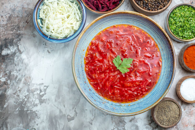 西红柿美味的罗宋汤在白色表面上的调味品俯视图调味品碗辣椒