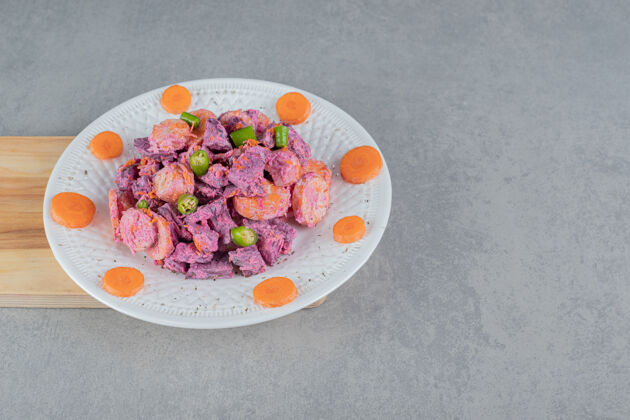 盘子蔬菜沙拉 配紫色甜菜根和橘子胡萝卜碎 配酸奶油自制有机早午餐