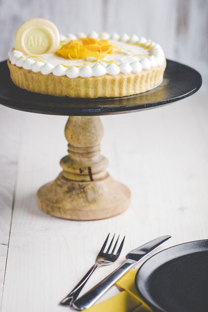 甜点蛋糕放在木架上 餐具放在桌子上桌子木头糕点