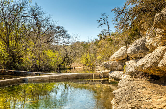 德克萨斯州雅各布的井是德克萨斯州山区的一个常年岩溶泉花园春天风景