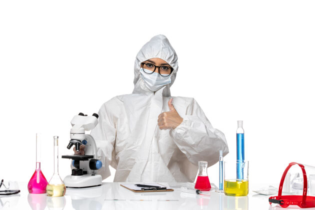 化学前视图穿着特殊防护服的女化学家在白色背景上摆姿势化学冠状病毒-健康病毒医院白色防护