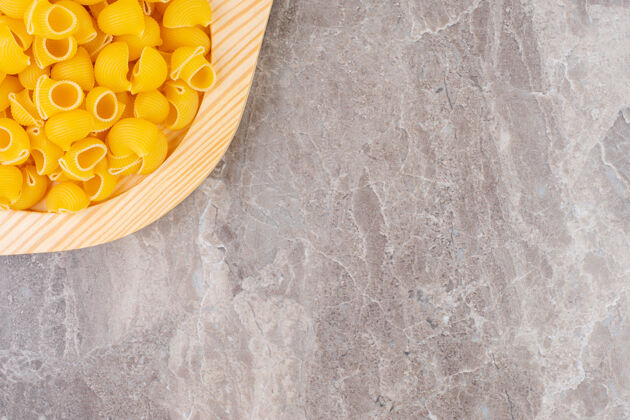 面粉把生意大利面放在木板上 放在大理石表面食品健康传统