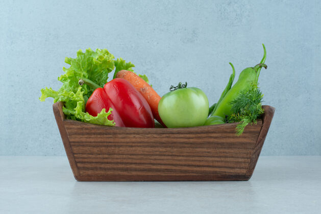 有机木箱里的新鲜蔬菜天然成熟绿色