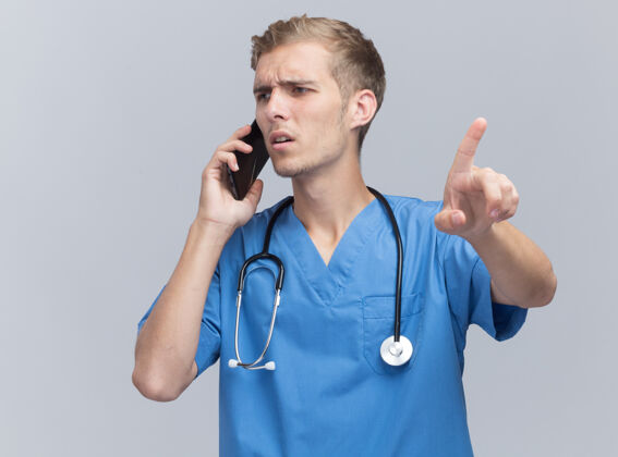 衣服困惑地看着身边穿着医生制服的年轻男医生用听诊器对着电话指着隔离在白墙上的摄像机听诊器壁板点