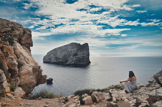 白天坐在海边的女人夏天光岩石