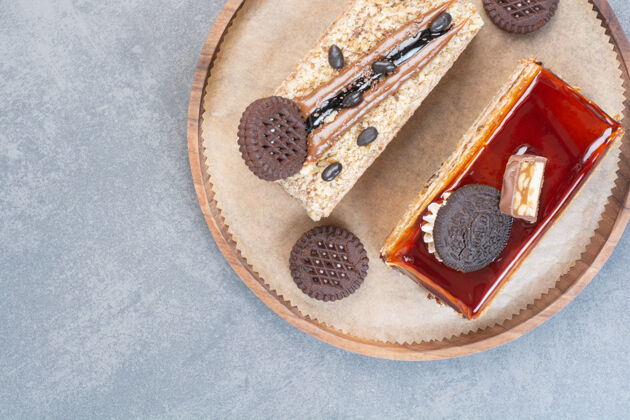 好吃的两块甜甜可口的蛋糕和饼干放在木板上饼干饼干木头