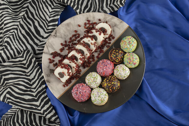 巧克力五颜六色的甜甜圈放在盘子里小风味各种