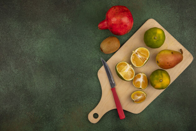 橘子顶视图新鲜的橘子在一个木制厨房板与刀美味的水果 如梨 石榴和猕猴桃与复制空间观木板猕猴桃