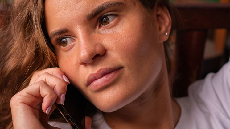 聊天一个女孩在电话里说话的画像电话通讯电话