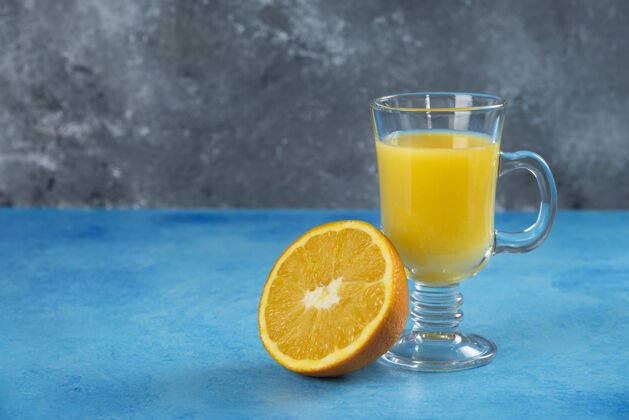 玻璃杯一杯果汁加一片橙子营养爽口美味