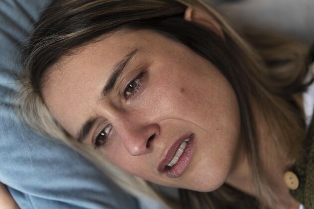 离婚打架后躺在床上哭的女人关系情绪房子